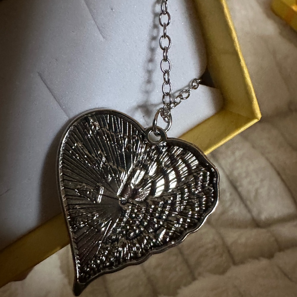 Silver tone Heart Pendant Necklace New in box - Picture 4 of 6